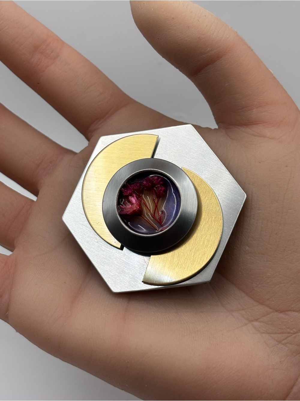 intage Brutalist Geometric Hexagon Brooch • Real Dried Floral Resin Cabochon - Picture 3 of 13